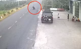 Vụ trẻ đá bóng lăn ra đường gây tai nạn chết người: Cha mẹ có vô can?