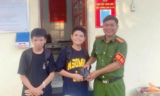 Hai học sinh lớp 8 ở Đồng Nai trả lại ví tiền cho người đánh rơi