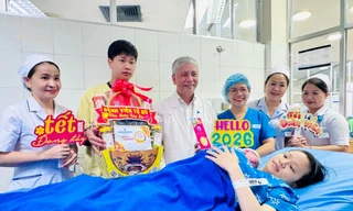 Bốn em bé chào đời đúng giao thừa tại Bệnh viện Từ Dũ nhận vàng 24K may mắn