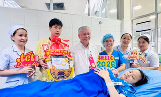 Bốn em bé chào đời đúng giao thừa tại Bệnh viện Từ Dũ nhận vàng 24K may mắn