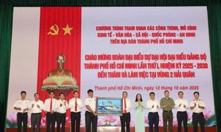 Đoàn đại biểu Đại hội Đảng bộ TPHCM thăm Bộ Tư lệnh Vùng 2 Hải quân