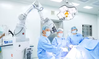 Việt Nam xác lập kỷ lục châu Á về phẫu thuật não, tủy sống bằng Robot AI