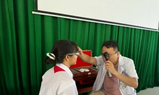 Phẫu thuật thay thuỷ tinh thể nhân tạo cho 50 người dân đặc khu Côn Đảo