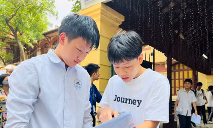 Kỳ thi tuyển sinh lớp 10 Hà Nội hằng năm căng thẳng vì chỉ tiêu tuyển sinh của trường công lập thấp. 