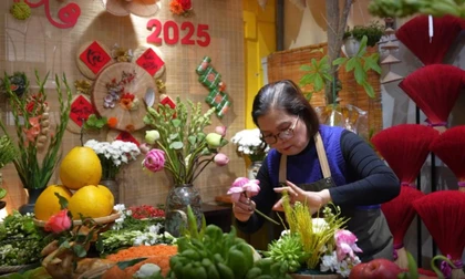 Tết Nguyên Đán 2025 nên cắm hoa gì trên bàn thờ để thu hút tài lộc, may mắn?