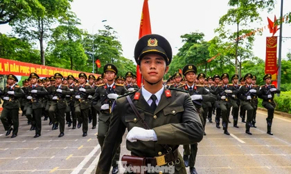 Chiến sĩ CAND vượt nắng, rèn ý chí trên thao trường A80