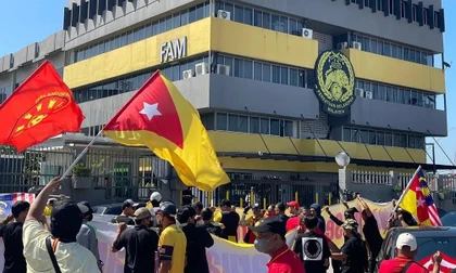 CĐV Malaysia biểu tình phản đối lãnh đạo Liên đoàn bao che 7 tuyển thủ nhập tịch