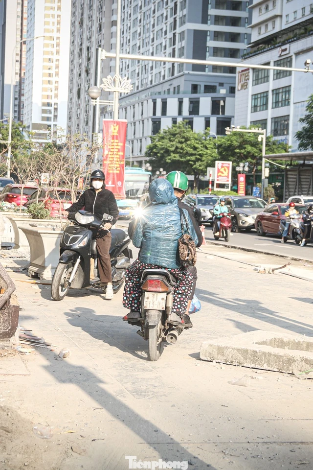 Dự án xén vỉa hè đường Lê Văn Lương, bụi trắng đường, giao thông ùn tắc