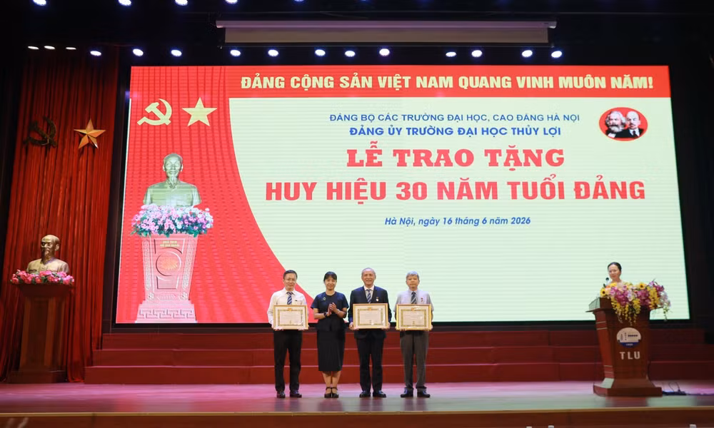 Trường Đại học Thủy lợi tổ chức Lễ trao tặng Huy hiệu 30 năm tuổi Đảng cho 3 đảng viên thuộc Đảng bộ Nhà trường