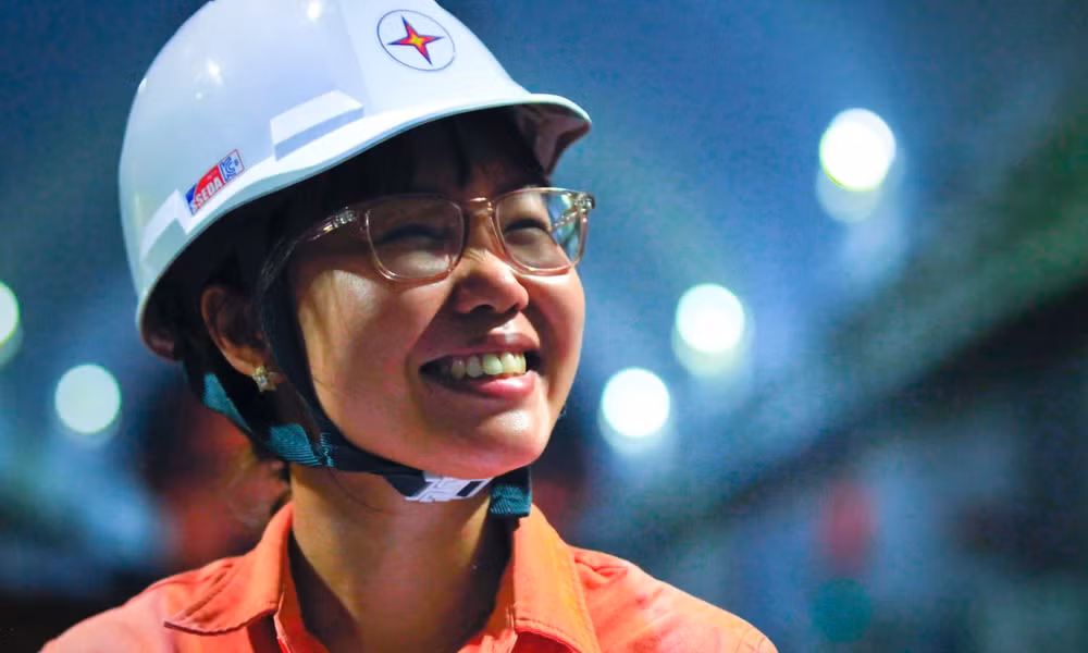 Từng du học Nga ngành Vật lý hạt nhân, cô gái 9X trở thành nữ trưởng kíp trực đầu tiên tại Thủy điện Hòa Bình 