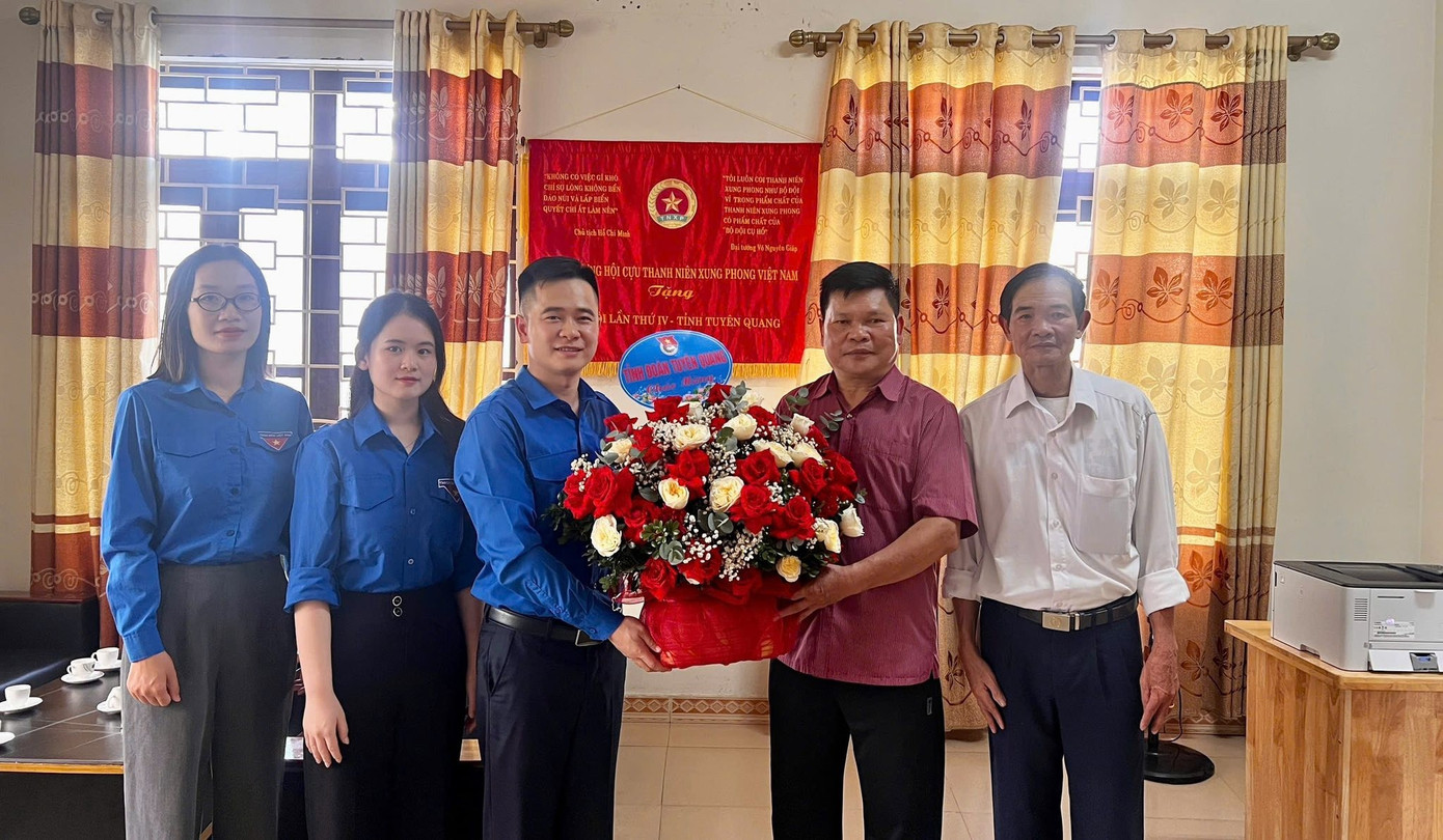Cũng trong dịp này, Nhân kỷ niệm 75 năm Ngày truyền thống lực lượng thanh niên xung phong (15/7/1950 - 15/7/2025), đại diện Tỉnh đoàn Tuyên Quang đã đến thăm, tặng hoa và gửi lời tri ân tới các cựu thanh niên xung phong đang công tác tại Hội Cựu TNXP – Ủy ban MTTQ tỉnh. Tại buổi gặp mặt, anh Hoàng Thế Hanh, Phó Bí thư Tỉnh đoàn, Trưởng ban Công tác Đoàn và Thanh thiếu nhi tỉnh Tuyên Quang đã ân cần thăm hỏi, lắng nghe những chia sẻ về hành trình cống hiến, chiến đấu gian khổ nhưng đầy tự hào của các cựu TNXP trong những năm tháng chiến tranh. 1.jpg