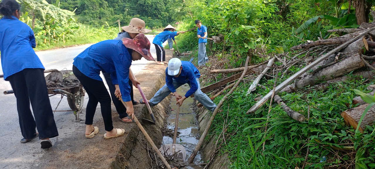 Cùng với đó, tại các xã Thuận Hòa, Tri Phú, Thượng Sơn, đoàn viên, thanh niên tích cực tham gia các hoạt động như: dạy bơi cho học sinh, thiếu nhi; khơi thông cống rãnh, phát quang, vệ sinh môi trường; tổ chức sinh hoạt hè và các buổi tình nguyện vì cộng đồng. thuan-hoa-1.jpg