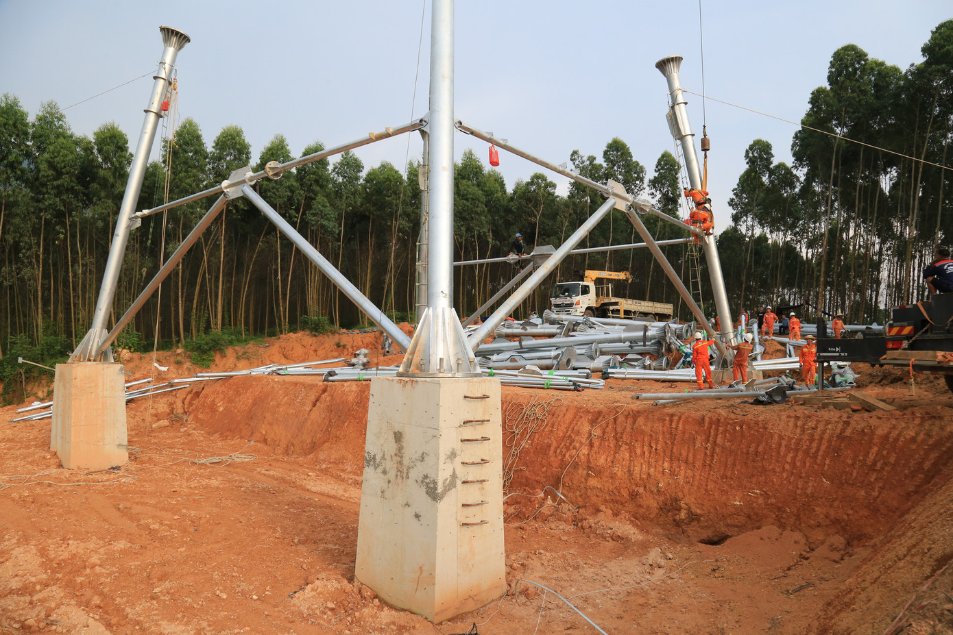 500kV ラオカイ – ヴィンイエン送電線プロジェクトの 380 番柱では、気温が 37 度を超える暑い日にもかかわらず、作業員たちが柱セグメントを完成させるために懸命に熱心に作業しています。 18.jpg
