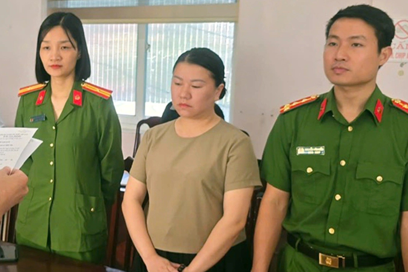 Đối tượng Đinh Thị Diệu Hoa (ở giữa). Ảnh: Công an tỉnh Lào Cai. 13366.jpg