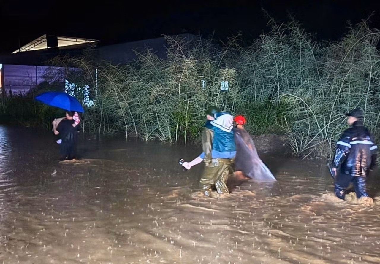 Lực lượng chức năng sơ tán người dân trong đêm.