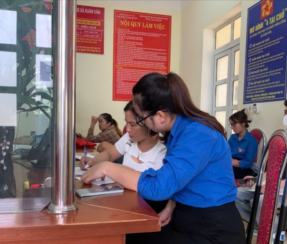 Đồng hành cùng cán bộ hành chính, giúp người dân trong suốt quá trình làm thủ tục, từ hướng dẫn kê khai, hoàn thiện hồ sơ đến phân luồng tiếp nhận và xử lý theo đúng quy trình. xv-1-9171.jpg