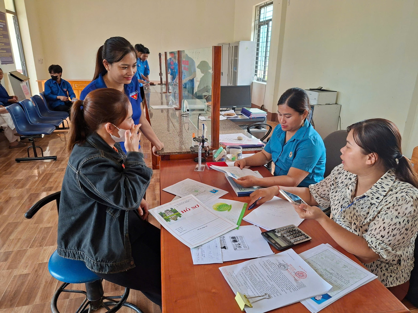 Nhiều ngày qua, tại Trung tâm hành chính công các xã như Quang Bình, Xuân Vân, Giáp Trung, Bạch Đích, Thông Nguyên, Sà Phìn, Sơn Dương, Yên Lập…, lực lượng đoàn viên, thanh niên thường xuyên có mặt để hỗ trợ người dân thực hiện thủ tục hành chính. qb-1.jpg