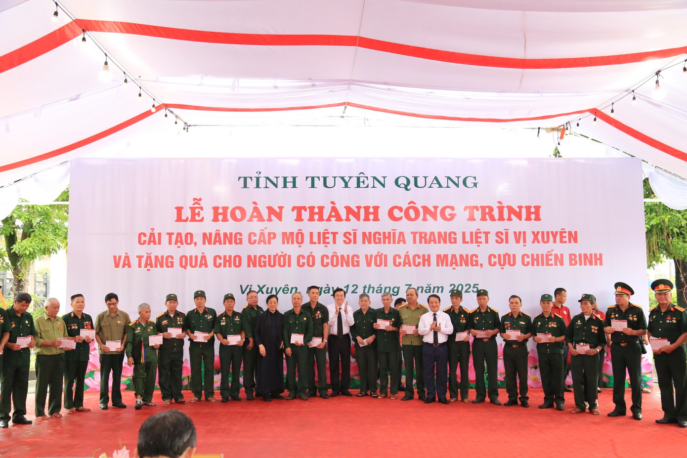 Nguyên Chủ tịch nước Trương Tấn Sang trao quà tặng các hộ gia đình chính sách, người có công. 3638.jpg