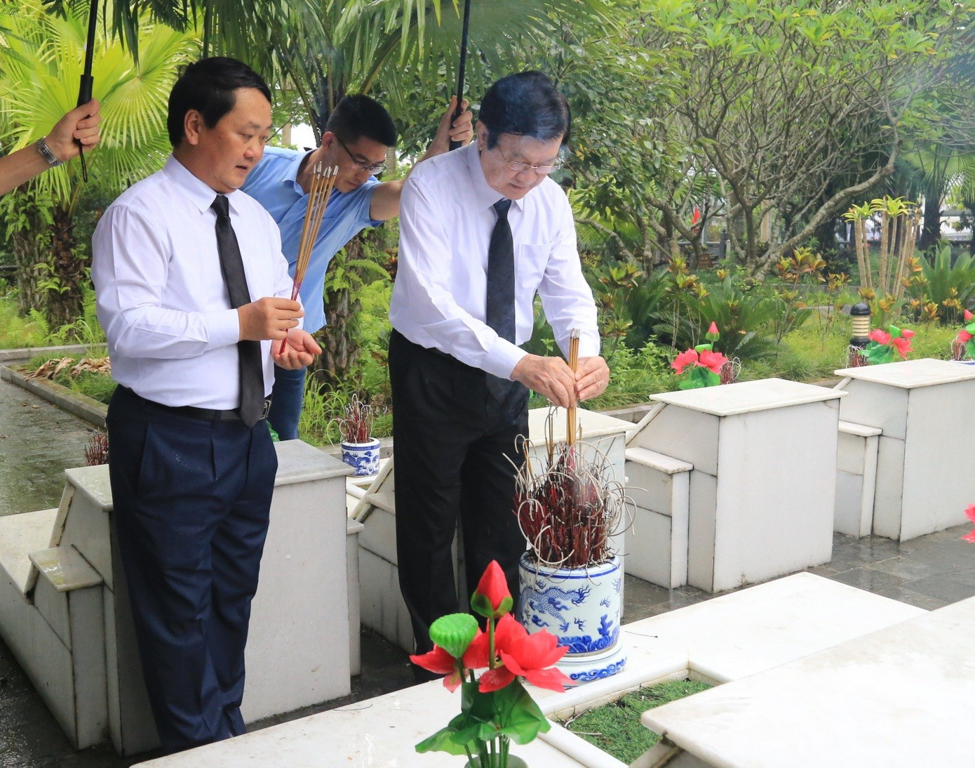 Nguyên Chủ tịch nước Trương Tấn Sang, Bí thư Tỉnh ủy Tuyên Quang Hầu A Lềnh dâng hương tại mộ các Anh hùng liệt sĩ. 3634.jpg