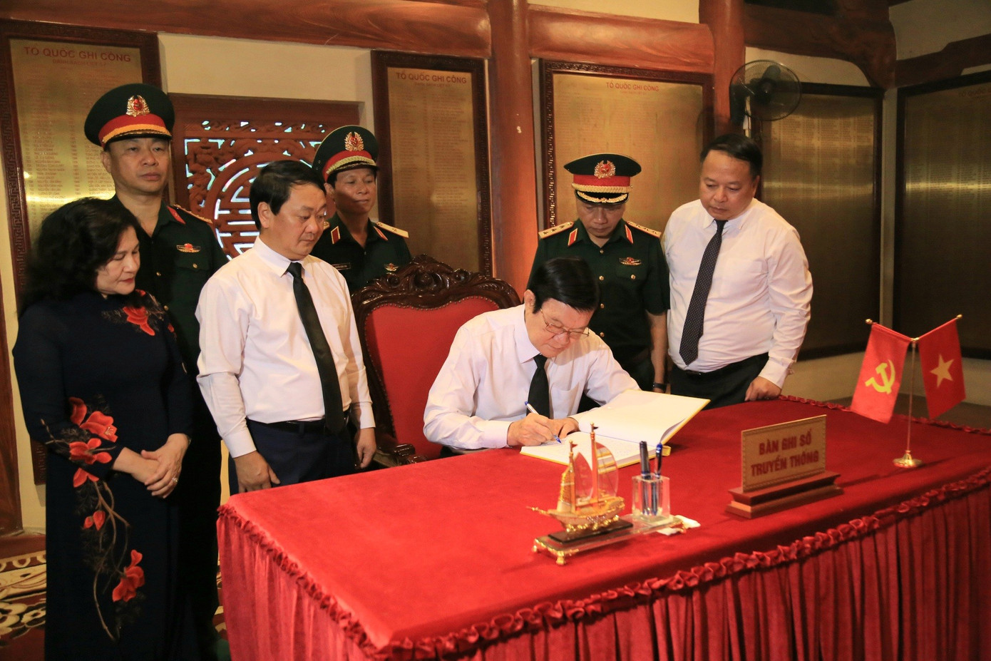 Nguyên Chủ tịch nước Trương Tấn Sang ghi sổ truyền thống tại Nghĩa trang Liệt sĩ quốc gia Vị Xuyên. 3633-8503.jpg
