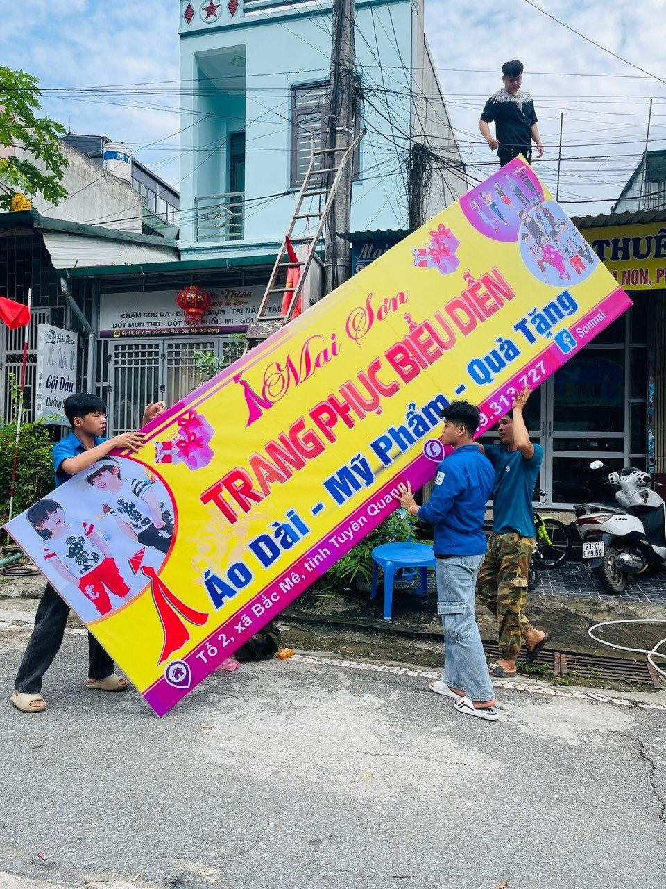 Bên cạnh đó, tại xã Bắc Mê, Đoàn Thanh niên xã đã ra quân tuyên truyền, vận động các hộ kinh doanh tháo dỡ biển hiệu cũ và lắp đặt biển hiệu mới phù hợp với địa giới hành chính sau sáp nhập. bac-me-2.jpg