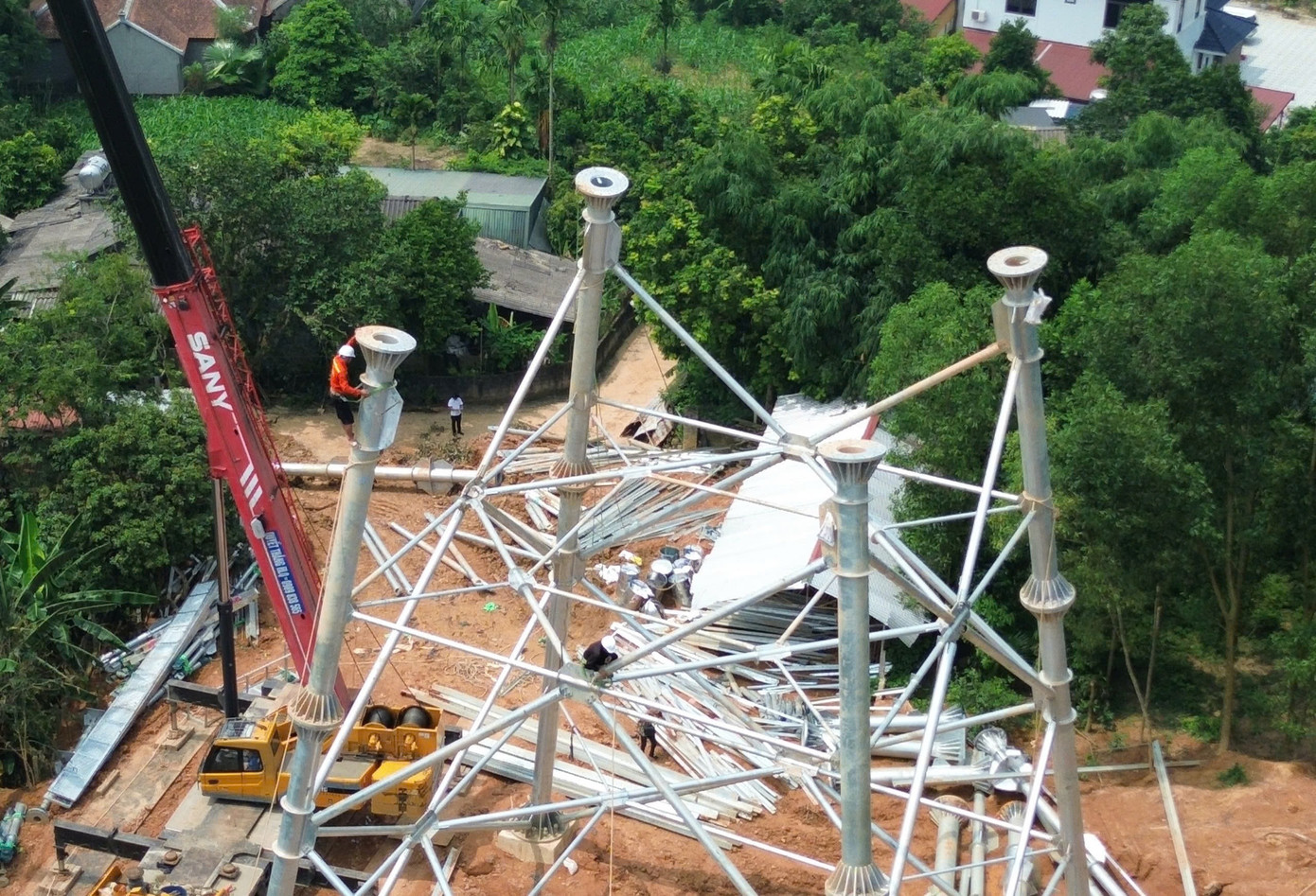 写真はフート省イエンラン村にある335番柱の位置です。柱は住宅街に近く、上り道は狭く、主に未舗装です。100トンクレーンを建設現場に運び込むため、建設部隊は泥よけのために瓦屋根を葺き、2日間かけて移動しました。地元住民も積極的に協力し、土地を譲ってくれたため、プロジェクトが円滑に進められる好条件が整いました。 5.jpg