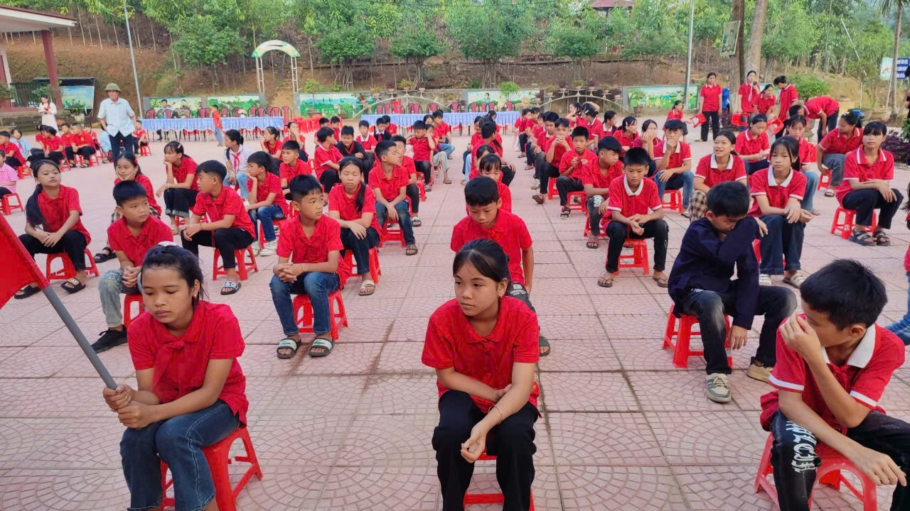 Upacara pembukaan di Sekolah Dasar & Menengah Phuc Khanh No. 1 (komune Phuc Khanh, provinsi Lao Cai). Lễ khai giảng tại Trường Tiểu học & THCS số 1 Phúc Khánh (xã Phúc Khánh, tỉnh Lào Cai).