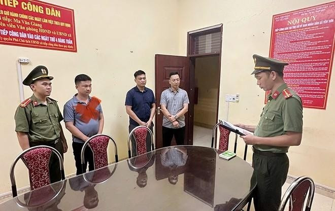 Cơ quan An ninh điều tra tống đạt các quyết định khởi tố đối với Vũ Văn Thìn. Ảnh: CACC. 3840.jpg