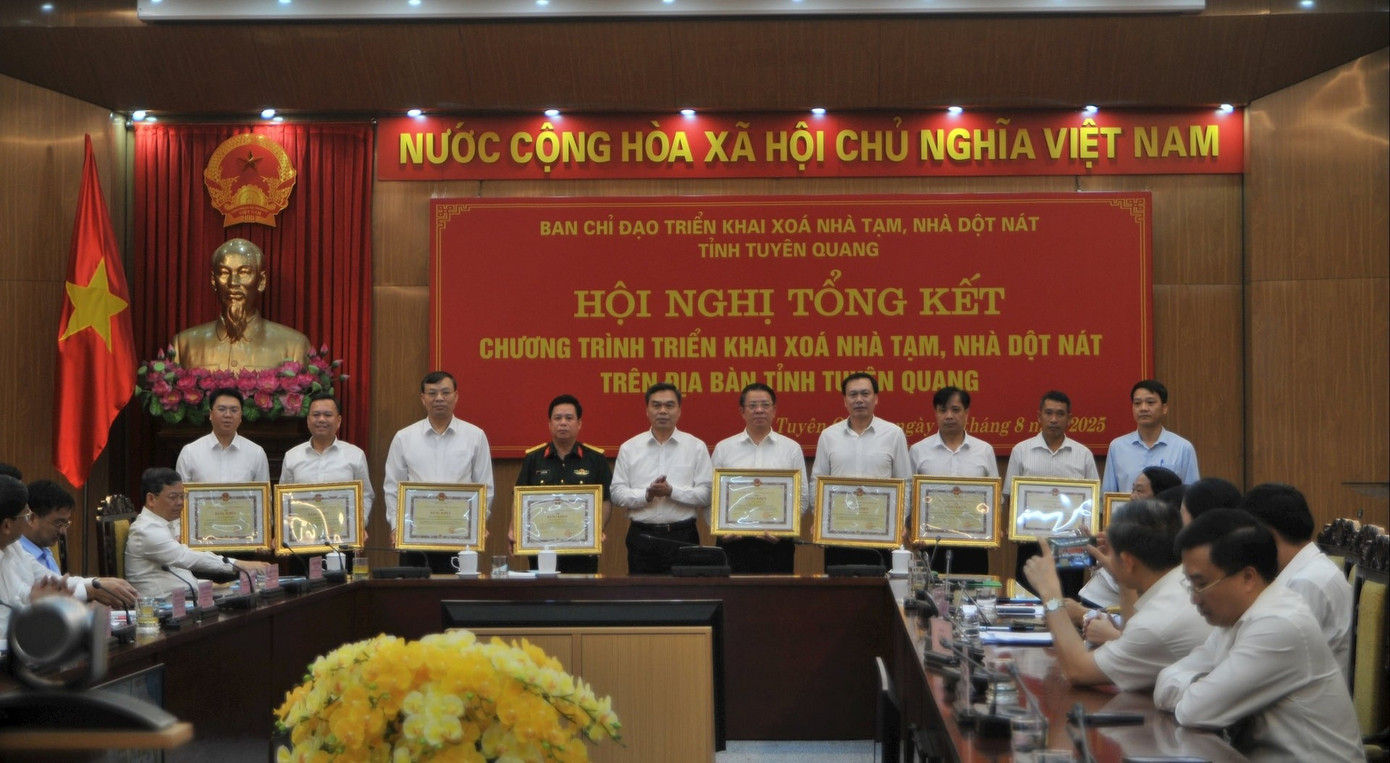 អនុលេខាគណៈកម្មាធិការបក្សខេត្ត ប្រធានគណៈកម្មាធិការរណសិរ្សមាតុភូមិវៀតណាមខេត្ត Tuyen Quang Ma The Hong បានប្រគល់ប័ណ្ណសរសើរដល់បុគ្គល។ រូបថត៖ Xuan Truong។ 7352.jpg