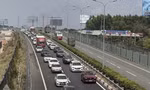 Kẹt xe hàng chục km đoạn từ Long Thành đến trạm thu phí cao tốc HCM - Dầu Giây