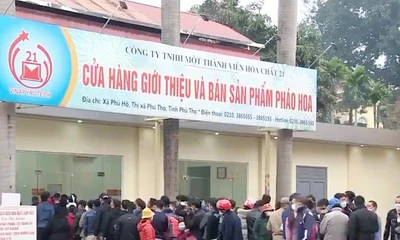 Dân xếp hàng chờ mua pháo hoa, website Nhà máy Z121 "nghẽn mạng"