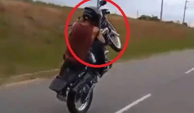 Nam thanh niên cụt tay bốc đầu xe máy trên đường