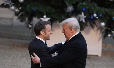 Tổng thống Pháp Emmanuel Macron và Tổng thống đắc cử Mỹ Donald Trump thể hiện cử chỉ thân thiết khi gặp nhau tại Paris ngày 7/12. (Ảnh: AP)