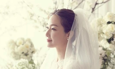 Cô dâu Choi Ji Woo xinh đẹp, rạng rỡ trong trang phục cô dâu. Ảnh: YG