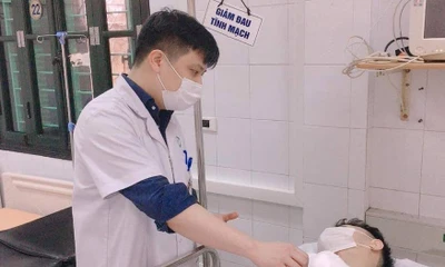 Đang hoạt động máy dập công nghiệp bị lỗi, nam thanh niên phải cắt cụt 4 ngón tay