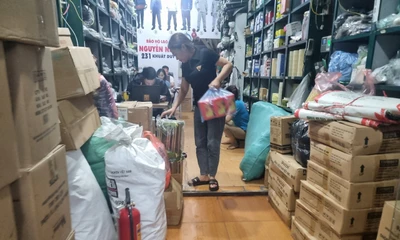 Người dân tìm mua thang dây, bình cứu hỏa sau vụ cháy chung cư mini 