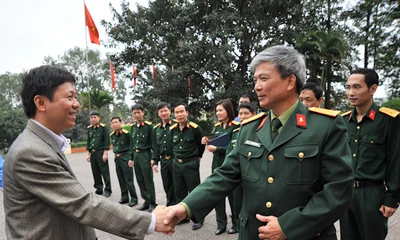 Tuổi trẻ báo Tiền Phong và Nhà máy Z121 giao lưu