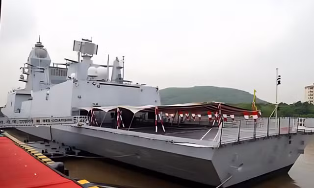 Ấn Độ đưa hai tàu chiến vào biên chế