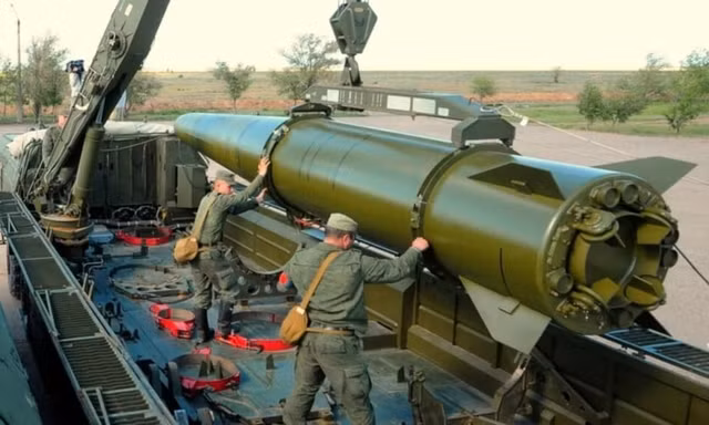 Tên lửa đạn đạo Nga đánh trúng đơn vị huấn luyện Ukraine