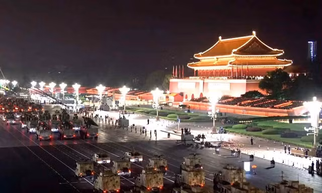Hàng loạt khí tài xuất hiện trong buổi diễn tập duyệt binh quy mô lớn của Trung Quốc