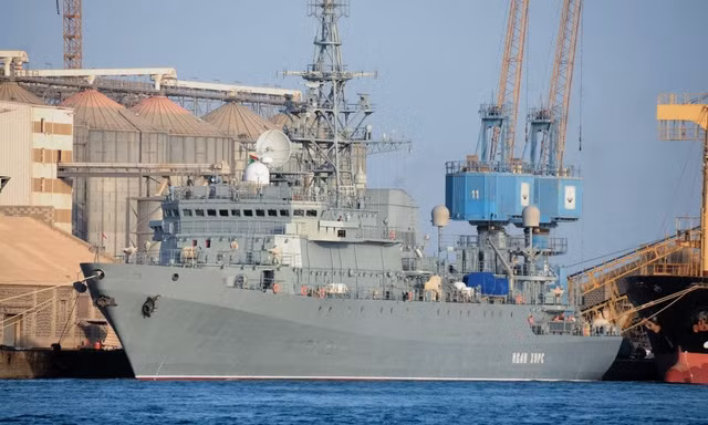 Tàu trinh sát Nga xuất hiện với nhiều dấu hiệu hư hại ở Crimea