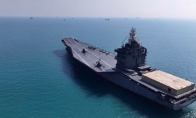 Ảnh vệ tinh tiết lộ tàu sân bay Iran xuất hiện gần eo biển Hormuz