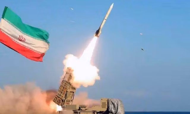 Iran tuyên bố tấn công loạt tàu chiến Mỹ, nhiều binh sĩ thiệt mạng