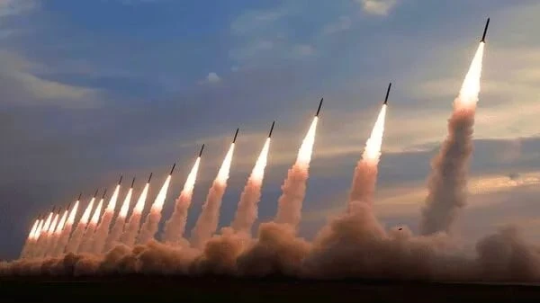 Iran phóng 10 tên lửa mang đầu đạn nặng hơn 1 tấn về phía Israel