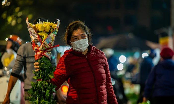Người dân Quảng Ninh đi chợ từ 4h sáng sắp cỗ tiễn ông Táo về trời