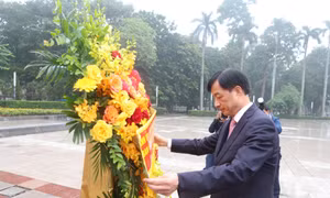 Bí thư Thành ủy Nguyễn Duy Ngọc dâng hoa tại tượng đài Lênin kỷ niệm Cách mạng Tháng Mười Nga