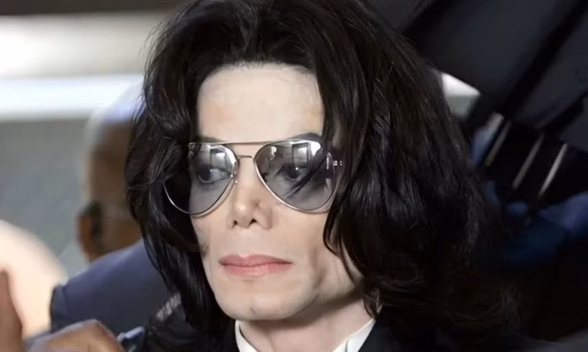 Bỏ quên quá khứ trần trụi, đen tối của Michael Jackson