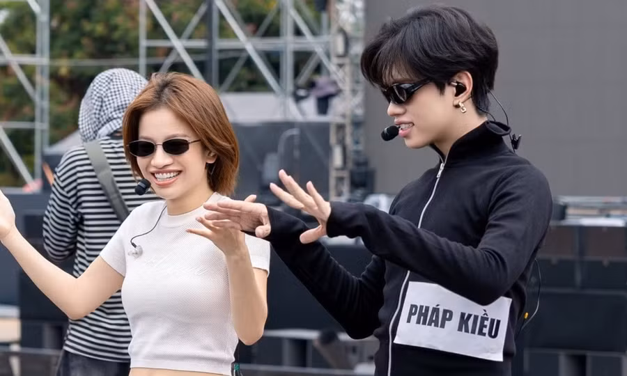 Hieuthuhai và dàn anh trai đội nắng xuyên trưa