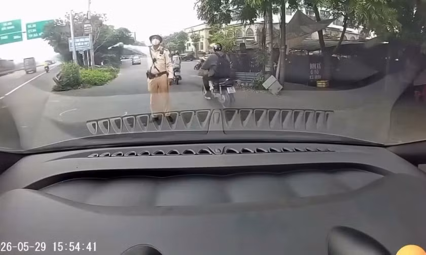 Vụ người đi ô tô hỏi CSGT 'em có biết anh không': Tài xế bị phạt 19 triệu đồng 