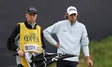 5 golfer chia sẻ ngôi đầu The Open 2025, Rory McIlroy chật vật bám đuổi